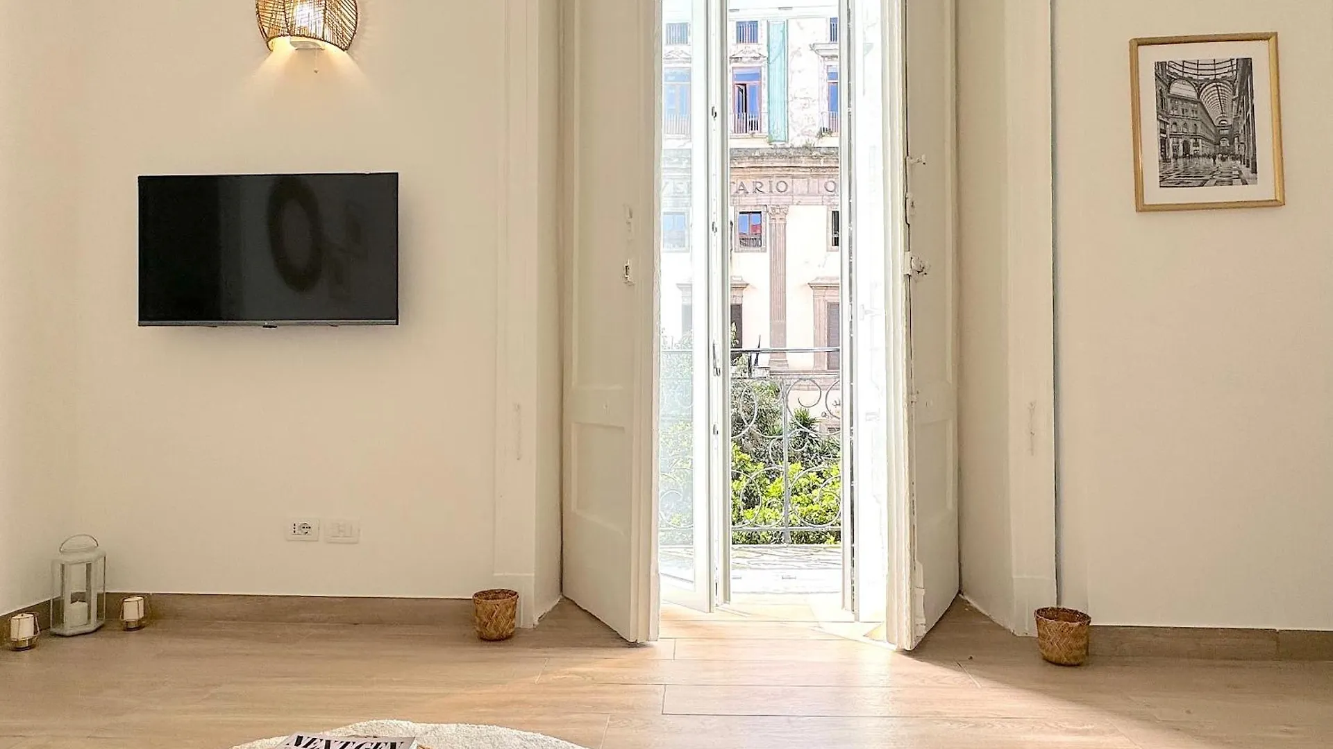 Unihome Napoli 0*,  Italia